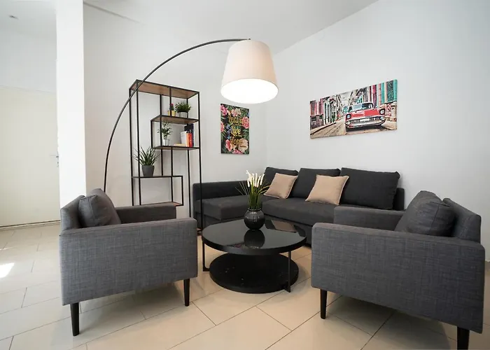 Modern And Lovely Apartment Next To Subway Station