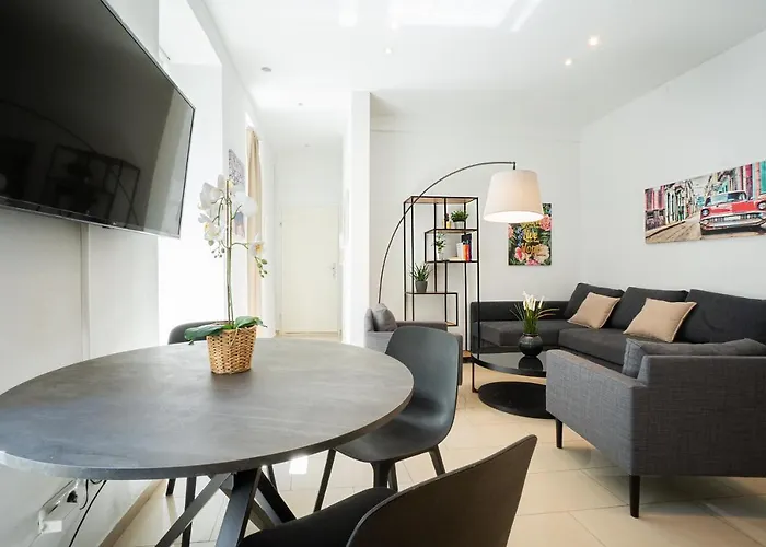 Modern And Lovely Apartment Next To Subway Station