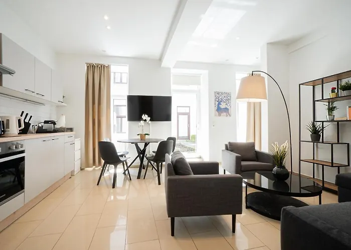 Modern And Lovely Apartment Next To Subway Station