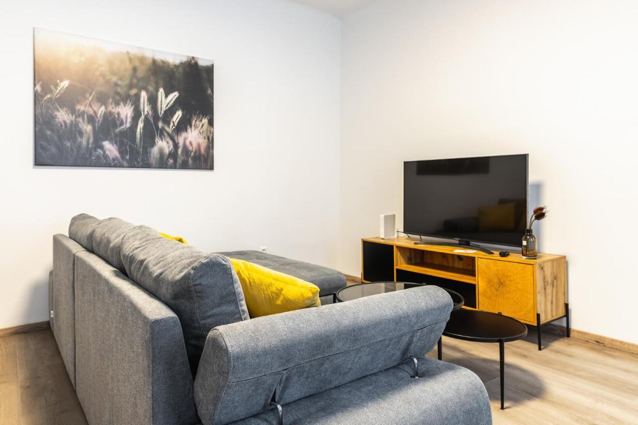 Modern And Lovely Next To Subway Station Apartment *