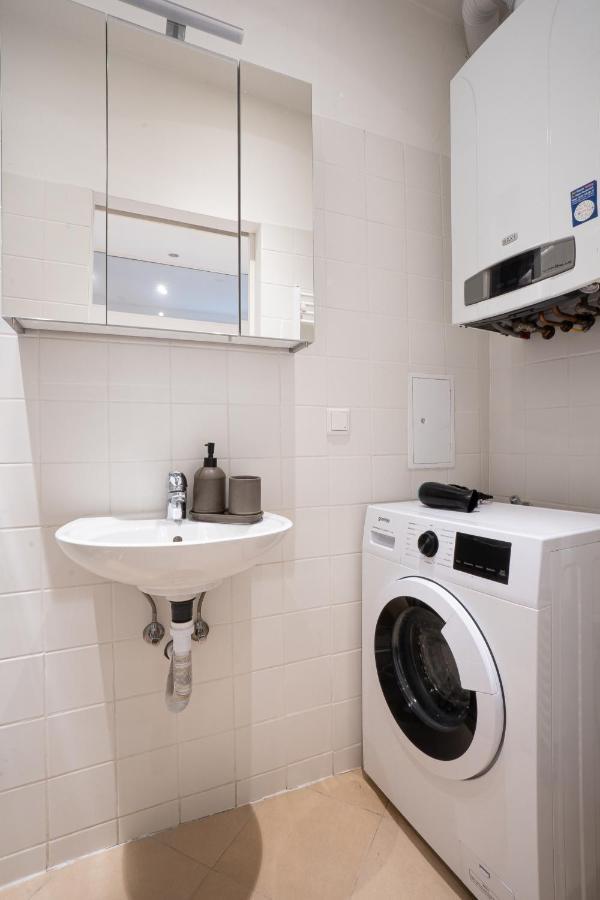 Modern And Lovely Next To Subway Station Apartment Vienna