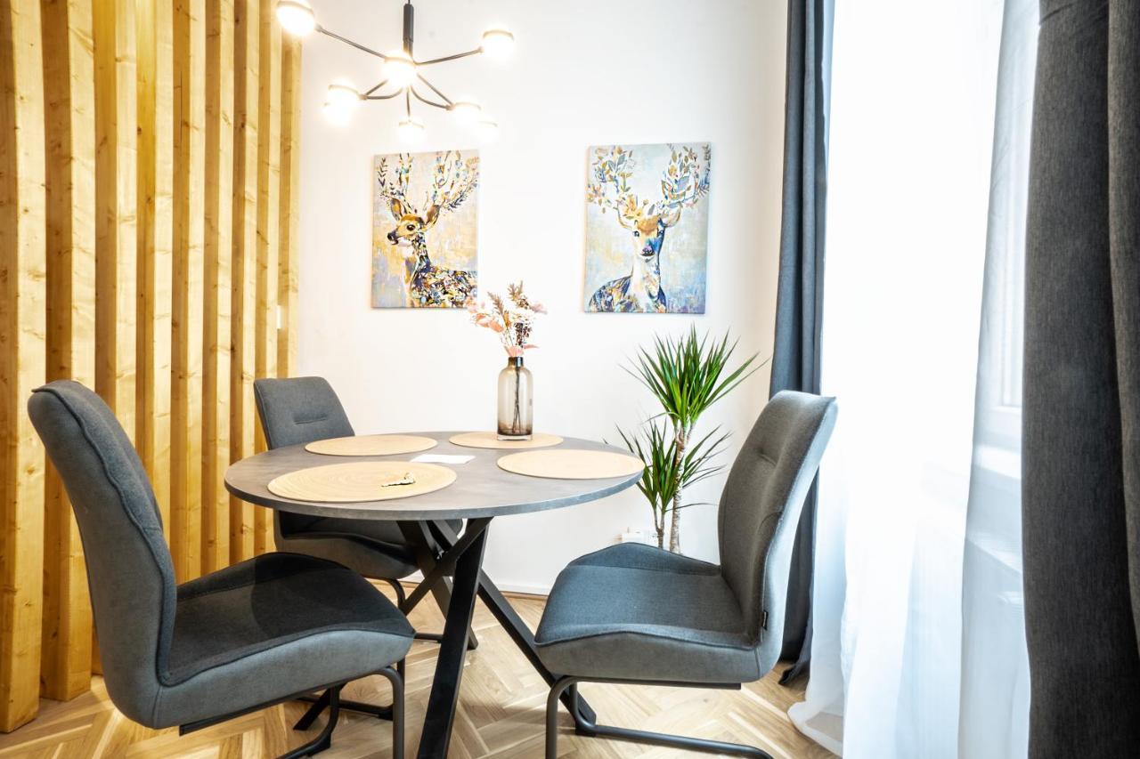 Modern And Lovely Next To Subway Station Apartment *